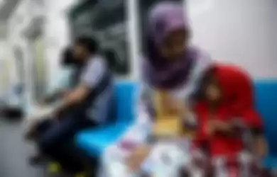 Suasana masyarakat saat mengikuti kegiatan uji coba kereta MRT fase 1 lintas Lebak Bulus-Bundaran Hotel Indonesia (HI) di Jakarta, Selasa (12/3/2019). Uji coba publik kereta MRT fase 1 dilakukan mulai 12-23 Maret 2019. Hingga 11 Maret, tercatat 184.738 orang yang mendaftar untuk mengikuti rangkaian 