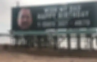 Saking Sayang pada Ayahnya, Dua Bersaudara Beli Papan Iklan untuk Pajang Foto Ayahnya yang Sedang Berulang Tahun