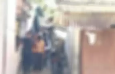 Polisi mengevakuasi warga yang berada di lokasi teror bom di Sibolga, Selasa (12/3/2019)