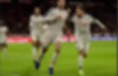Virgil van Dijk mencetak gol Liverpool ke gawang Bayern Muenchen dalam partai Liga Champions, 13 Maret 2019.