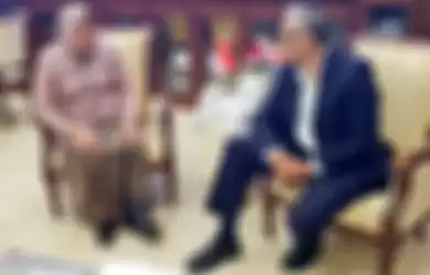 Walikota Surabaya, Tri Rismaharini menggunakan sepatu docmart saat bertemu dengan diplomat Inggris, Moazzam Malik.