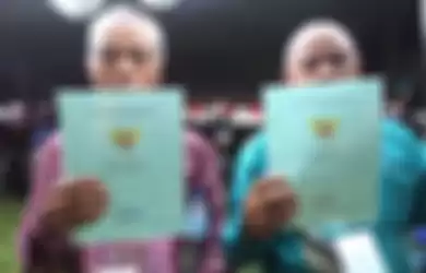 Sejumlah warga mendapatkan sertifikat tanah dari Presiden Republik Indonesia Joko Widodo (Jokowi) saat acara penyerahan sertifikat tanah di Serpong, Tangerang Selatan, Banten, Rabu (11/10/1017). Jokowi menyerahkan 10.100 sertifikat tanah kepada warga Tangerang Raya.