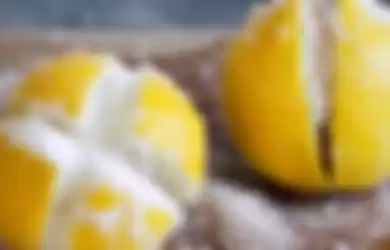 Potong Lemon Jadi 4 Bagian Lalu Isi dengan Garam
