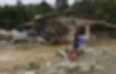 Bangunan rumah rusak akibat terjangan banjir bandang di Sentani, Kabupaten Jayapura, Papua, Minggu (17/3/2019). Jumlah korban bencana banjir bandang yang terjadi pada Sabtu (16/3/2019) malam kemarin, hingga data yang masuk pada Minggu sore, terus bertambah menjadi 63 orang.