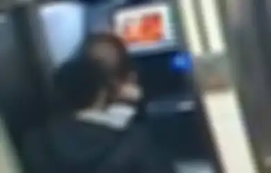Setelah Rampas Uang dari Korban, Perampok Ini Justru Kembalikan Uang Tersebut Saat Melihat Saldo ATM-nya