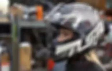 Pakai helm bisa bikin rambut lepek dan bau.