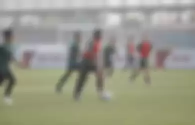 Latihan Timnas U-23 Indonesia di Hanoi, Senin (18/3).