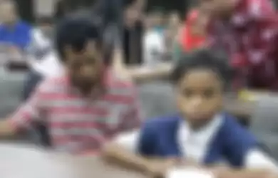 Taufik (7) saat berada di aula RSUP NTB menerima penghargaan kehormatan sebagai pahlawan penyelamat WNA Malaysia, korban Longsor kawasan Wisata Tiu Kelep, Senaru Lombok Utara, Kamis (21/3/2019).