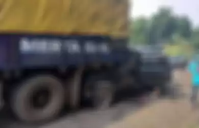 Mobil Panther menyeruduk truk parkir di Jalur Pantura Probolinggo. Enam orang meninggal. 