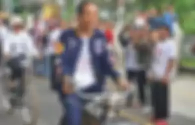 Capres no urut 1 Joko Widodo saat menaiki sepeda onthel melintas di Jalan Suroto menuju lokasi acara deklarasi “Alumni Jogja SATUkan Indonesia” di Stadion Kridosono.