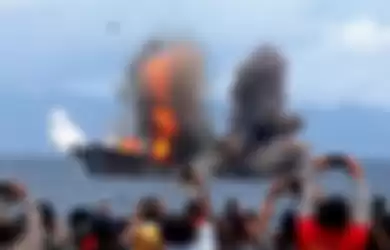Sejumlah warga menyaksikan proses penenggelaman kapal pelaku pencurian ikan KM SINO 26 dan KM SINO 35 di perairan Desa Morela, Pulau Ambon, Kabupaten Maluku Tengah, Maluku, Sabtu (1/4/2017).