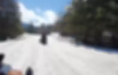 Naik motor salju di Uludag Turki