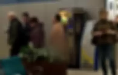 Pria tanpa busana di bandara ditangkap petugas.