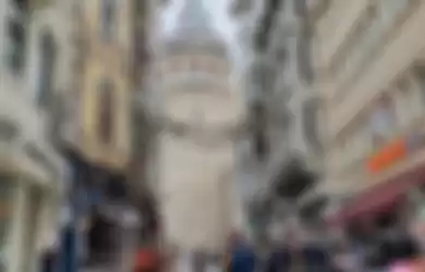 Pertokoan di speanjang jalan menuju Galata Tower