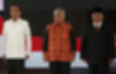 Calon presiden nomor urut 01 Joko Widodo (kiri), Ketua KPU Arief Budiman (tengah) dan Calon presiden no urut 02 Prabowo Subianto  memaparkan pada Debat Keempat Calon Presiden Pemilu 2019 di Jakarta, Minggu (30/3/2019). Debat malam ini menggambil tema ideologi, pemerintahan, pertahanan dan keamanan, 