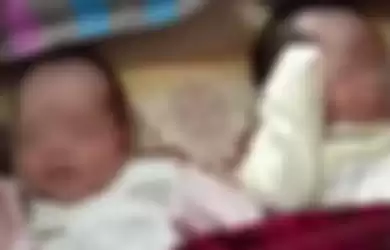 Sepasang bayi kembar dijual orangtua mereka karena terlilit utang.