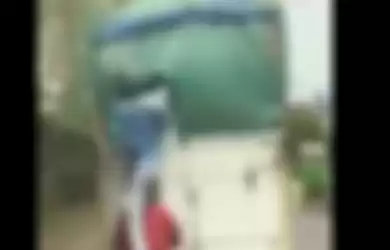 Aksi bajing loncat mencuri barang muatan dari atas truk yang sedang berjalan.
