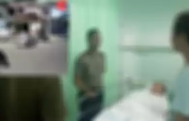 Kapolsek IT 1 Palembang Kompol Edi Rahmat mengecek korban perampokan dirawat di IGD RS Charitas Palembang, Rabu (3/4/2019). Rekaman CCTV salah satu pelaku (insert).