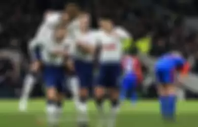 Para pemain Tottenham Hotspur merayakan gol yang dicetak oleh Christian Eriksen (kiri) dalam laga Liga Inggris melawan Crystal Palace di Tottenham Hotspur Stadium, Rabu (3/4/2019).