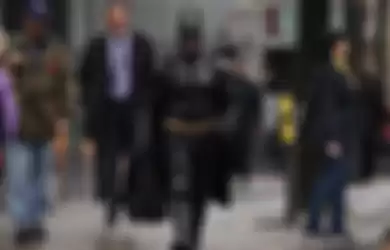 Ilustrasi Batman yang sedang berjalan di jalanan