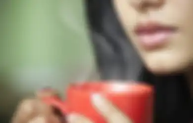 Ada Rasa Sakit Di Dalam Tubuh Anda? Coba Minum Air Putih Hangat Tiap Pagi Saat Perut Masih Kosong, Efektif! Masih Ada Manfaat Lainnya Ternyata