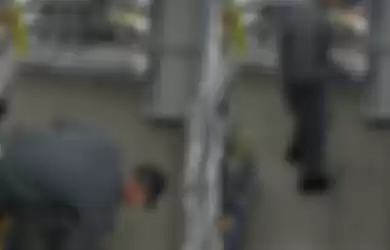 Rekamam video CCTV menangkap perilaku kejam dengan menyekik dan menggantung anjing kecil saat ia berjalan di sekitar lorong supermarket sambil mencari barang yang akan dibeli.