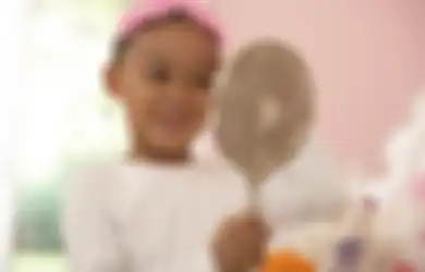 Sering Lihat Balita Anda Berbicara Sendiri? Ini adalah Tanda Anak Anda Cerdas!