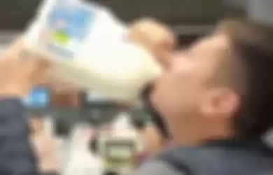 Turis dari China nekat tenggak susu di Bandara.