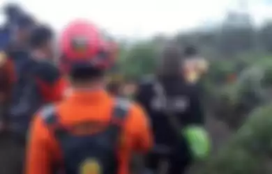 Proses evakuasi keempat remaja di Gunung Sumbing