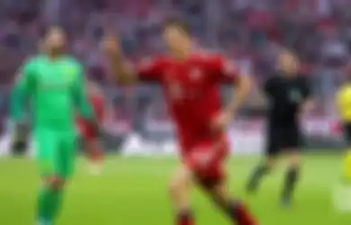 Penyerang Bayern Muenchen, Robert Lewandowski, membobol gawang Borussia Dortmund dalam laga pekan ke-28 Liga Jerman di Allianz Arena, Sabtu (6/4/2019).