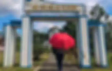 Salah satu gapura yang bertuliskan aksara Vietnam di Pulau Galang, Batam, Kepulauan Riau. 