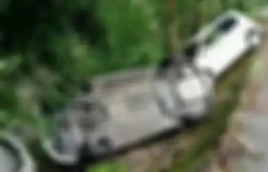 Mobil bergulingan di jalan saat iring-iringan ke mobil mempelai