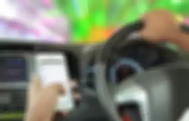 Menggunakan smartphone saat berkendara berbahaya, loh