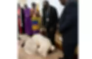 Paus Fransiskus mencium kaki pemimpin Sudan