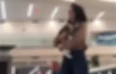 Penerbangan Wanita Ini Delay Selama 4 Jam, Jadi Dia Memutuskan untuk Menghibur Diri dengan Menari Bersama Kucingnya di Bandara