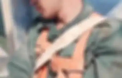 Hanya Gunakan Seutas Tali, Video Para Pekerja Listrik Tidur Siang di Ketinggian 50 Meter Jadi Viral