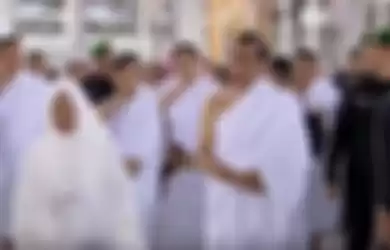 Presiden Jokowi menjalankan ibadah umrah bersama keluarga dan rombongan pada Senin (15/4/2019).