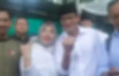 Sandiaga Uno dan istri usai mencoblos di TPS 02 Kebayoran Lama, Jakarta Selatan, Rabu (17/4/2019). 