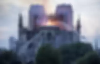 Proses pemadaman api di Katedral Notre Dame