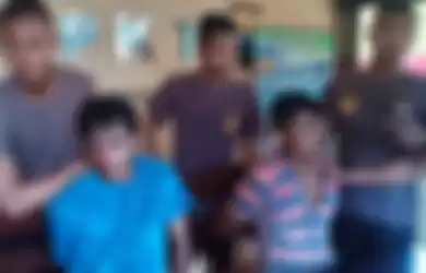 Dua orang pelaku, M dan Y, pencurian kotak suara di TPS 13 Desa Bapelle, Kecamatan Robetal, Kabupaten Sampang, saat berada di Polsek Robetal, Rabu (17/4/2019).