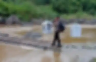Perjuangan Berat Para Polisi Mengawal Kotak Suara Pemilu 2019, Berjalan Kaki Jauh dan Harus Lewati Jembatan Rusak