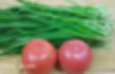 Daun bawang dan tomat.