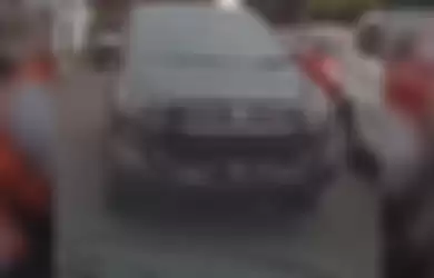 Toyota Kijang Innova lawan arus gegara macet