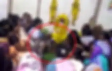 Seekor Monyet Datangi  Prosesi Pemakaman dan Elus Kepala Keluarga yang Berduka