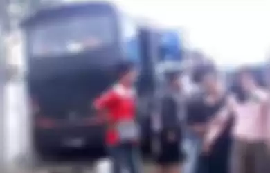 Bus nyelonong di turunan kawasan jalur Puncak, Boor, diduga rem blong (21/4/2019)