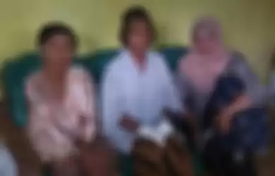 Kepala Puskesmas Ngadi dr Rindang Farikha Indana (kanan) memeriksa Wiji Fitriani, perempuan pengidap gangguan jiwa yang menggigit dan memakan jari-jari tangannya sendiri. 