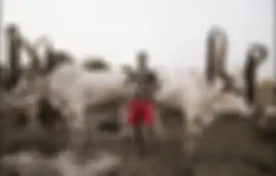 Bukan Pakai Cambuk, Suku Mundari di Sudan Selatan Menjaga Sapinya dengan AK-47, Sangar!
