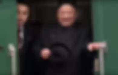 Pemimpin Korea Utara Kim Jong Un turun dari kereta lapis baja yang tiba di stasiun di kota perbatasan Rusia, Khasan