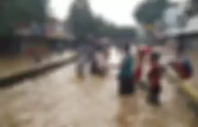 Banjir karena tersumbatnya saluran air buangan, salah satu penyebab yang sering terjadi.