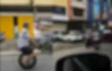 Viral video kakek di Makassar naik sepeda motor roda satu